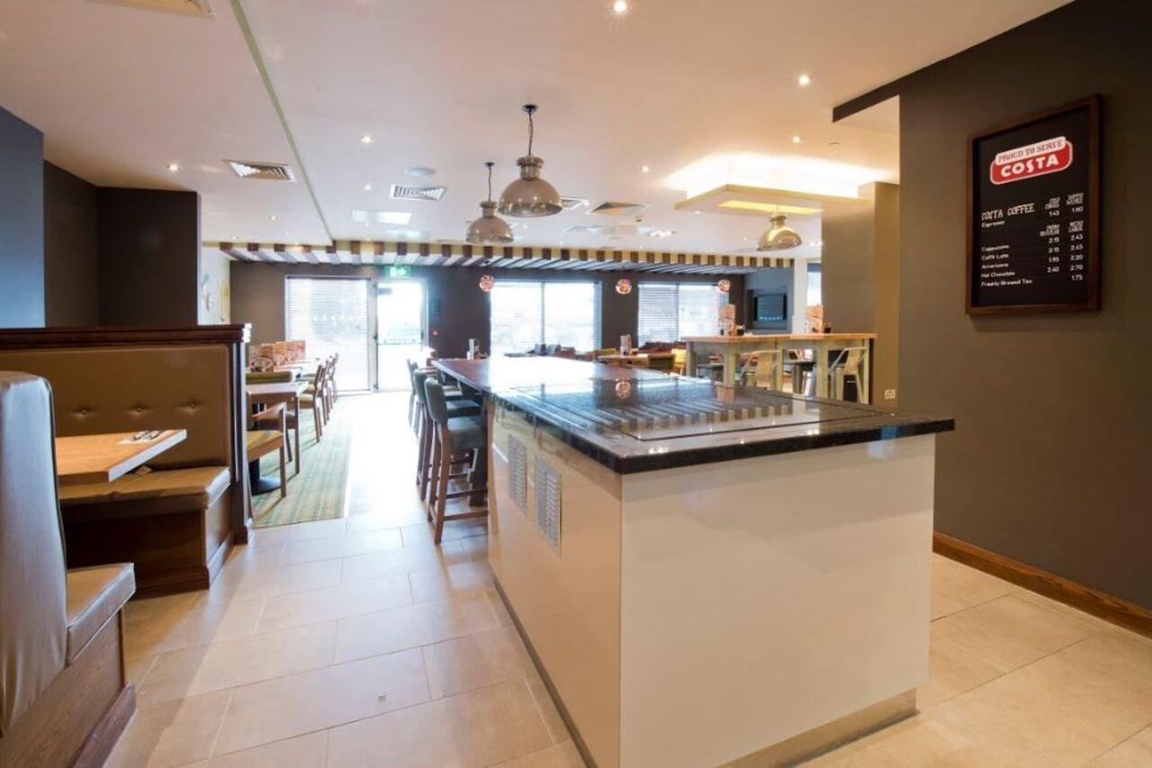 Premier Inn Honiton Buitenkant foto
